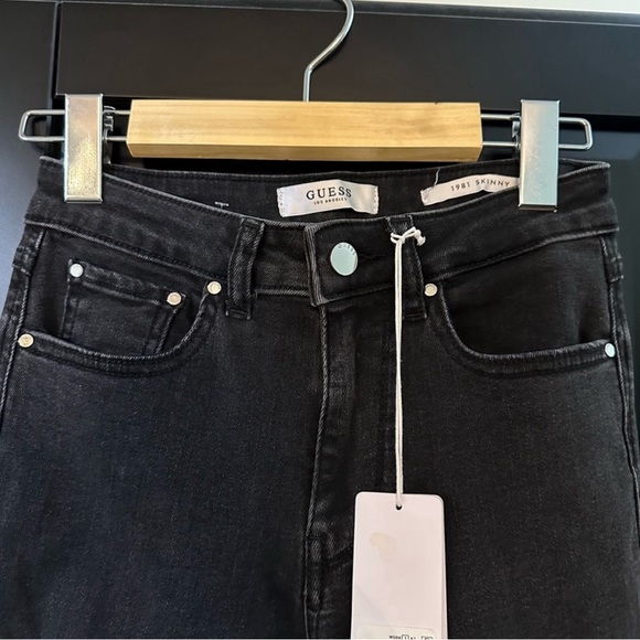 🤩Host Pick🤩 NWT - Guess Jeans - 1981 Skinny high rise black denim - size 24 - Picture 3 of 6